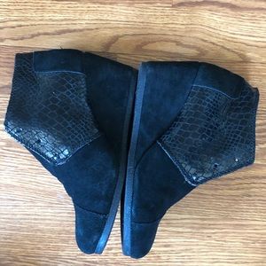 TOMS SNAKESKIN WEDGES